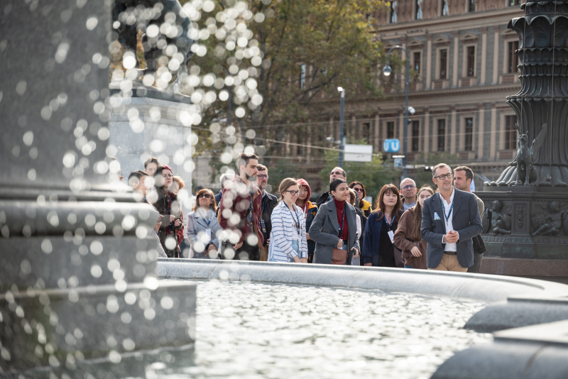 Verantaltungsteilnehmer:innen vor dem Parlamentsgebäude