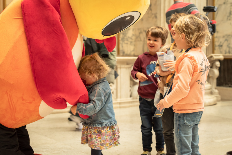Maskottchen der Demokratiewerkstatt mit Kindern