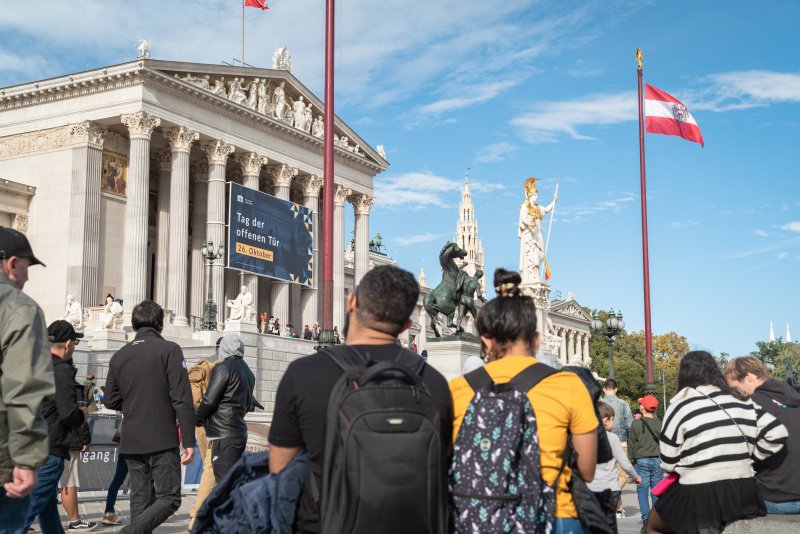 Verantaltungsteilnehmer:innen vor dem Parlament