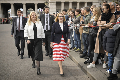 Angelobung der neuen Rekrut:innen. Von links: Bundesratspräsidentin Claudia Arpa (SPÖ), Zweite Nationalratspräsidentin Doris Bures (SPÖ)