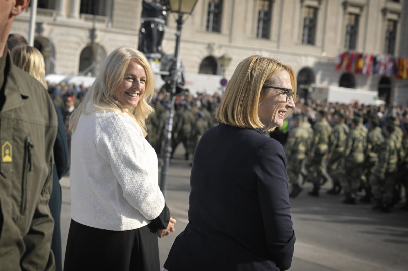 Angelobung der neuen Rekrut:innen. Von links: Bundesratspräsidentin Claudia Arpa (SPÖ), Zweite Nationalratspräsidentin Doris Bures (SPÖ)