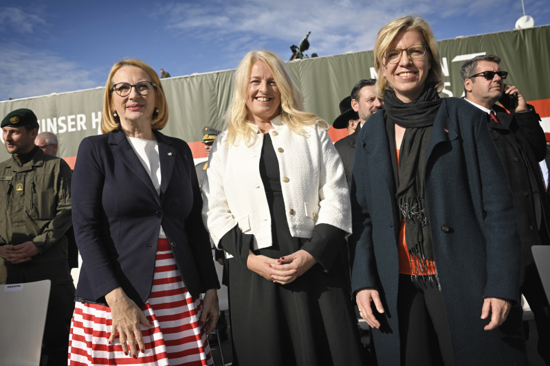 Angelobung der neuen Rekrut:innen. Von links: Zweite Nationalratspräsidentin Doris Bures (SPÖ), Bundesratspräsidentin Claudia Arpa (SPÖ), Klimaministerin Leonore Gewessler (GRÜNE)