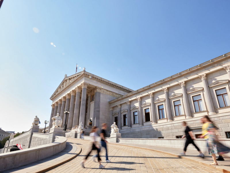 Menschen auf der Rampe des Parlamentsgebäudes