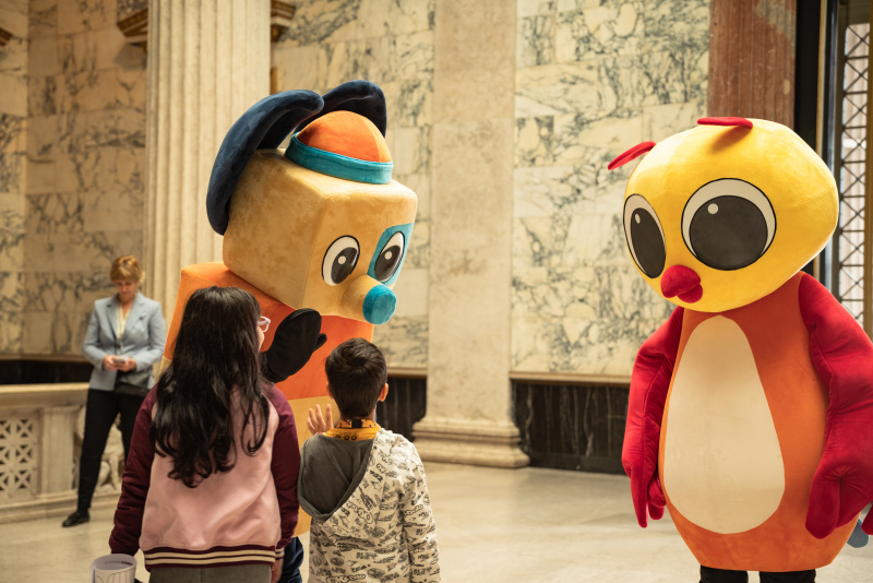 Maskottchen der Demokratiewerkstatt mit Verantaltungsteilnehmer:innen