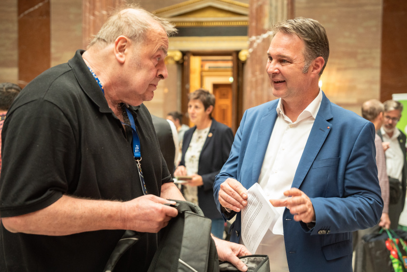 Klubobmann Andreas Babler (SPÖ) im Gespräch mit einem Veranstaltungsteilnehmer