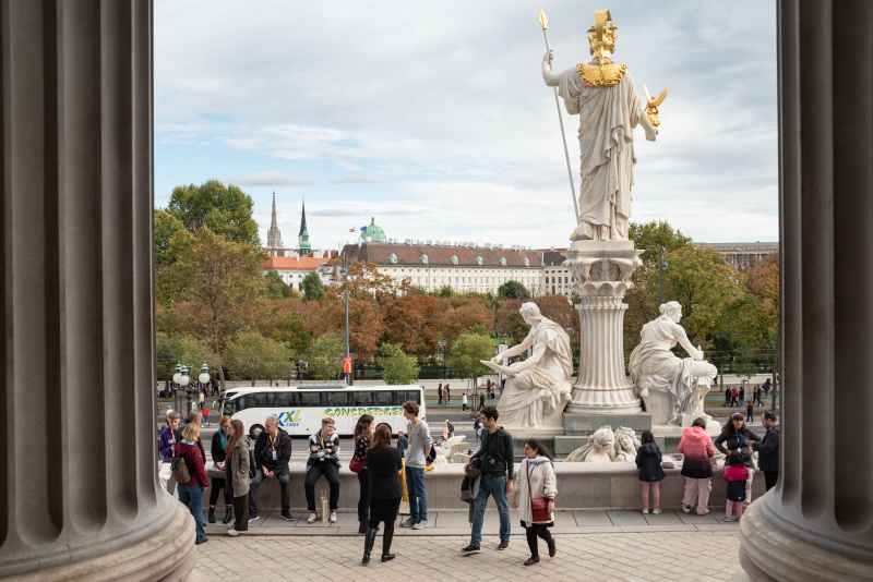 Verantaltungsteilnehmer:innen verlassen das Parlamentsgebäude über die Rampe