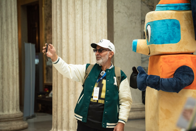 Verantaltungsteilnehmer mit einem Maskottchen der Demokratiewerkstatt