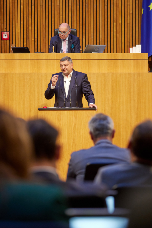 Am Rednerpult Nationalratsabgeordneter Jörg Leichtfried (SPÖ)