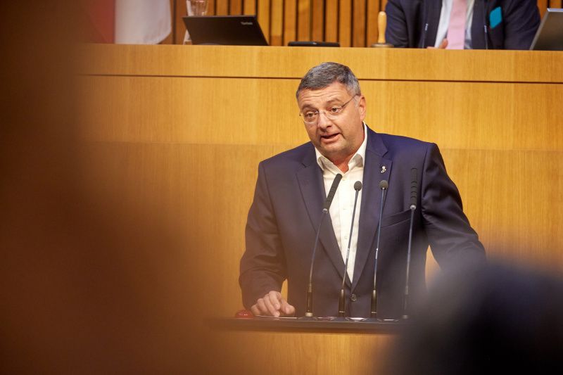 Am Rednerpult Nationalratsabgeordneter Jörg Leichtfried (SPÖ)