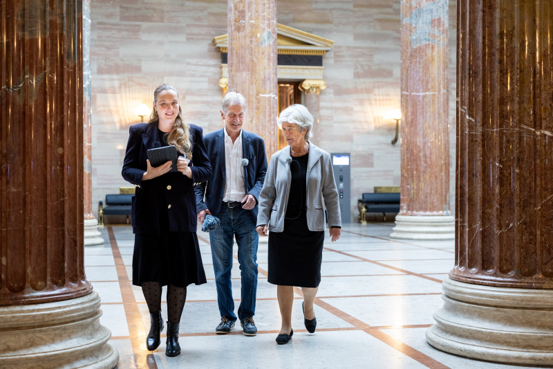 Von links: Podcast Host Tatjana Lukáš, Josef Cap und Heide Schmidt (Säulenhalle)