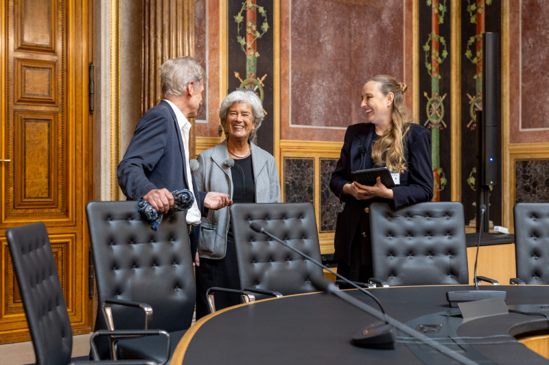 Von links: Josef Cap und Heide Schmidt, Podcast Host Tatjana Lukáš (Ludwig Wittgenstein Lokal 5)