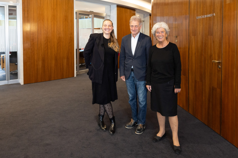 Von links: Podcast Host Tatjana Lukáš, Josef Cap und Heide Schmidt (Sprechzimmer 4)