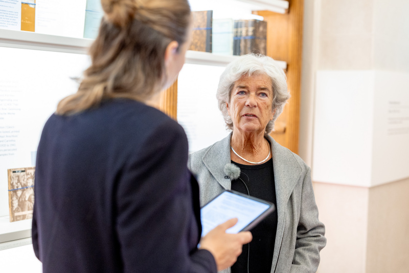 Von links: Podcast Host Tatjana Lukáš, Heide Schmidt (Parlamentsbibliothek)