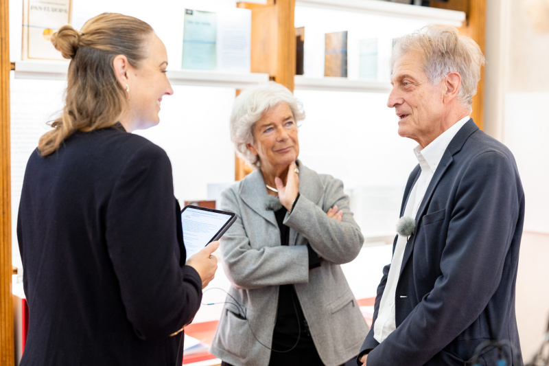 Von links: Podcast Host Tatjana Lukáš, Heide Schmidt und Josef Cap (Parlamentsbibliothek)