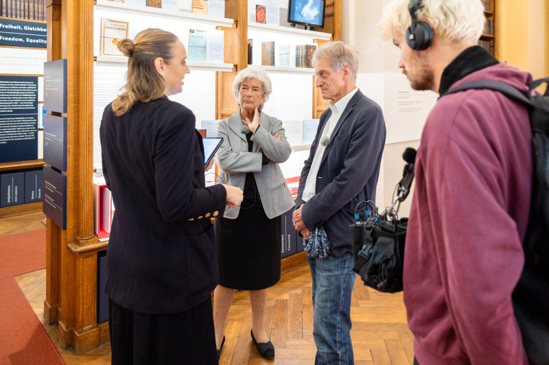 Von links: Podcast Host Tatjana Lukáš, Heide Schmidt,  Josef Cap, Podcast-Tontechniker (Parlamentsbibliothek)