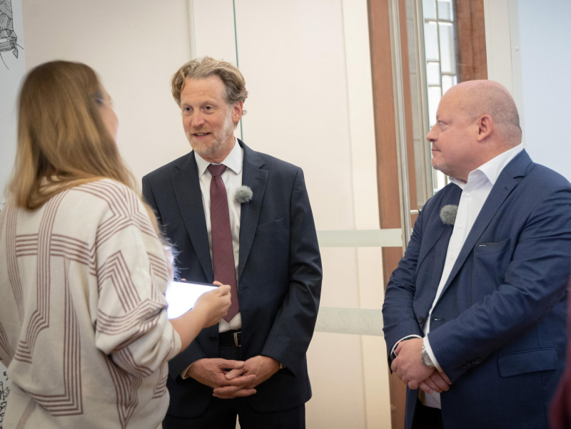 Von links: Tatjana Lukáš interviewt Helfried Carl, ehemaliger Botschafter Österreichs in der Slowakei und Lukas Mussi, stellvertretender Leiter der Abteilung „Internationale Angelegenheiten“