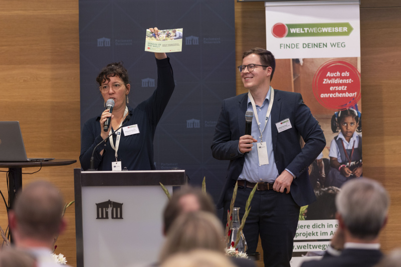 Melanie Pichler und Jakob Gartner präsentieren den Bericht.