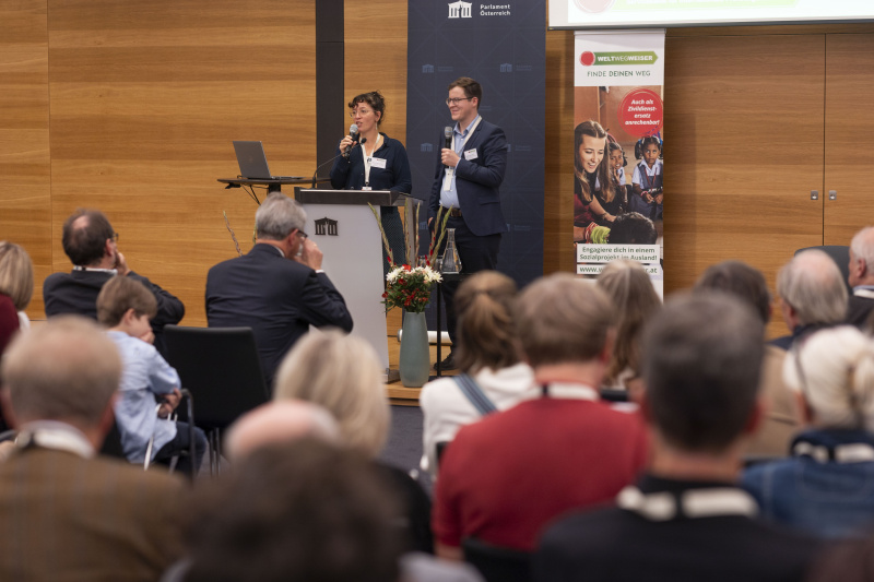 Melanie Pichler und Jakob Gartner präsentieren den Bericht