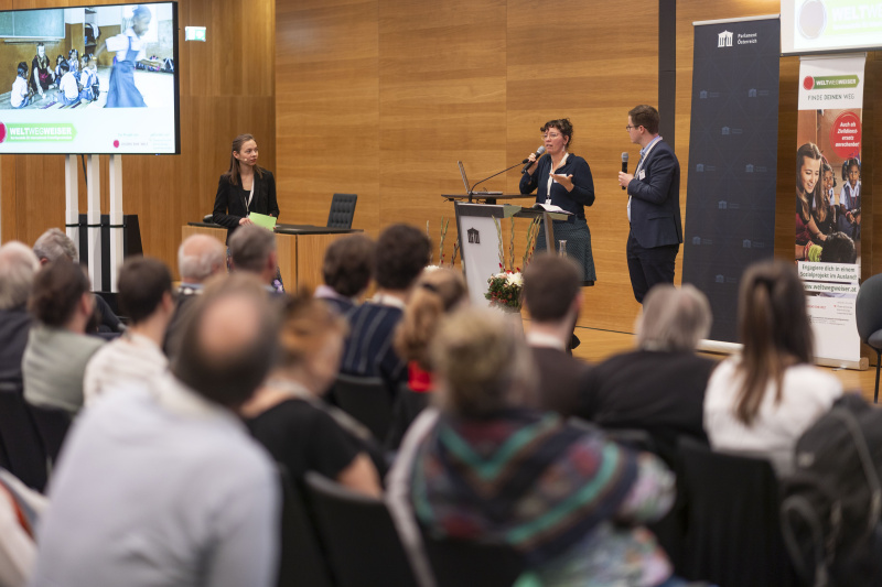 Melanie Pichler und Jakob Gartner präsentieren den Bericht