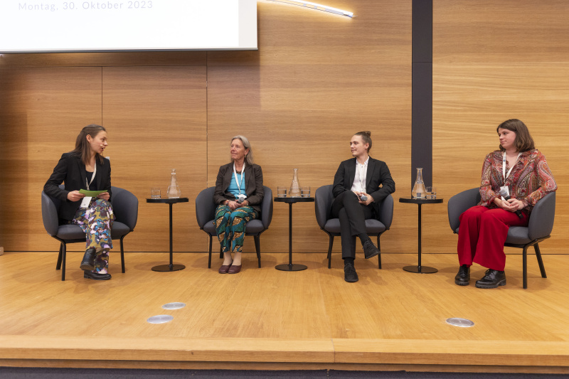 Podiumsdiskussion: 'Persönliche Einblicke in den Einsatz - Freiwillige erzählen..' Von links: Moderatorin Sophia Stanger, Angelika Meirhofer, Jason Schreiber, Anna Wigelbeyer
