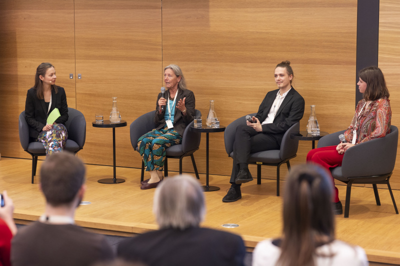 Podiumsdiskussion: 'Persönliche Einblicke in den Einsatz - Freiwillige erzählen..' Von links: Moderatorin Sophia Stanger, Angelika Meirhofer, Jason Schreiber, Anna Wigelbeyer