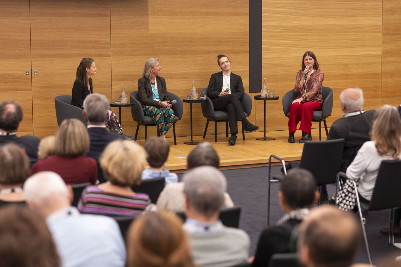 Podiumsdiskussion: 'Persönliche Einblicke in den Einsatz - Freiwillige erzählen..' Von links: Moderatorin Sophia Stanger, Angelika Meirhofer, Jason Schreiber, Anna Wigelbeyer
