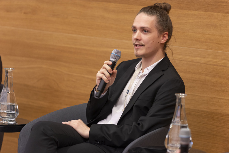 Podiumsdiskussion: 'Persönliche Einblicke in den Einsatz - Freiwillige erzählen: Jason Schreiber