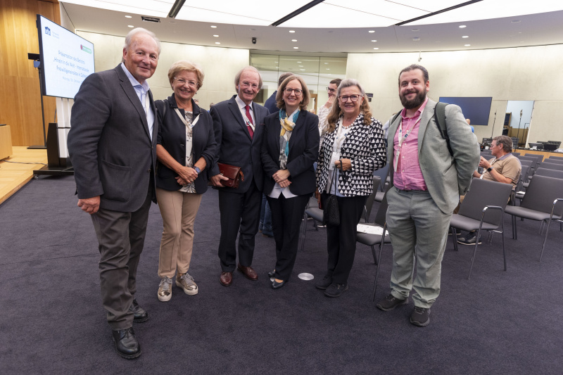 Gruppenfoto mit Veranstaltungsteilnehmer:innen