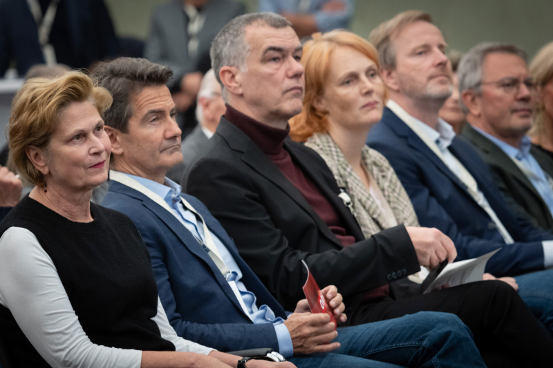 Von links: Parlamentsvizedirektorin Susanne Janistyn-Novák, Generaldirektor Österreichischer Rundfunk Roland Weißmann, Regisseur Robert Gokl, Eva Zeglovits IFES Studienleiterin Anitsemitismus