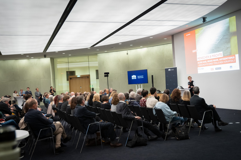 Eröffnungsworte Parlamentsvizedirektorin Susanne Janistyn-Novák. Blick Richtung Veranstaltungsteilnehmer:innen