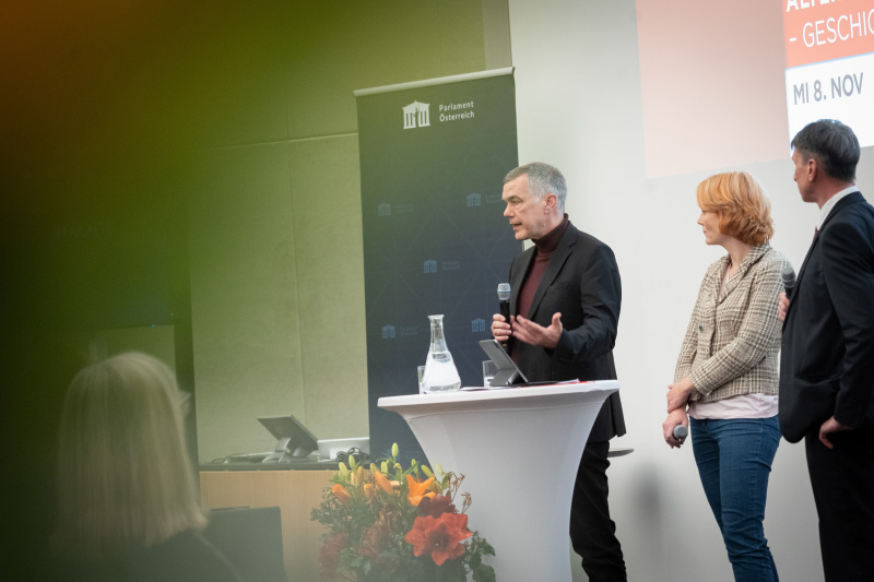 Von links: Regisseur Robert Gokl, Eva Zeglovits IFES Studienleiterin Anitsemitismus, Moderator Thomas Matzek