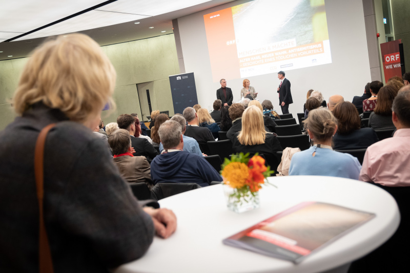 Von links: Regisseur Robert Gokl, Eva Zeglovits IFES Studienleiterin Anitsemitismus, Moderator Thomas Matzek. Blick Richtung Veranstaltungsteilnehmer:innen