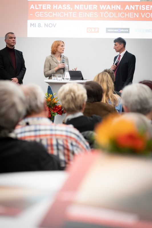 Von links: Regisseur Robert Gokl, Eva Zeglovits IFES Studienleiterin Anitsemitismus, Moderator Thomas Matzek