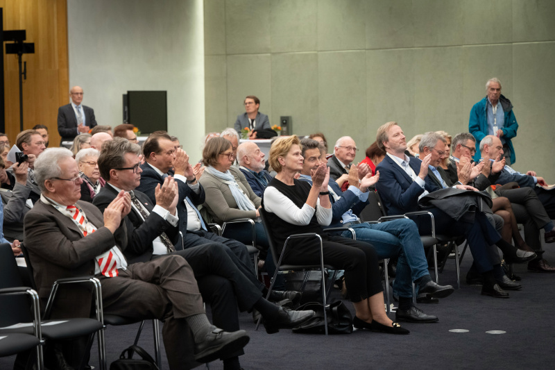 Blick Richtung Veranstaltungsteilnehmer:innen