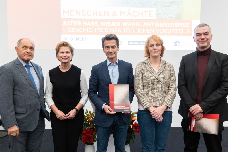 Gruppenfoto von links: Nationalratspräsident Wolfgang Sobotka (ÖVP), Parlamentsvizedirektorin Susanne Janistyn-Novák, Generaldirektor Österreichischer Rundfunk Roland Weißmann, Eva Zeglovits IFES Studienleiterin Anitsemitismus, Regisseur Robert Gokl