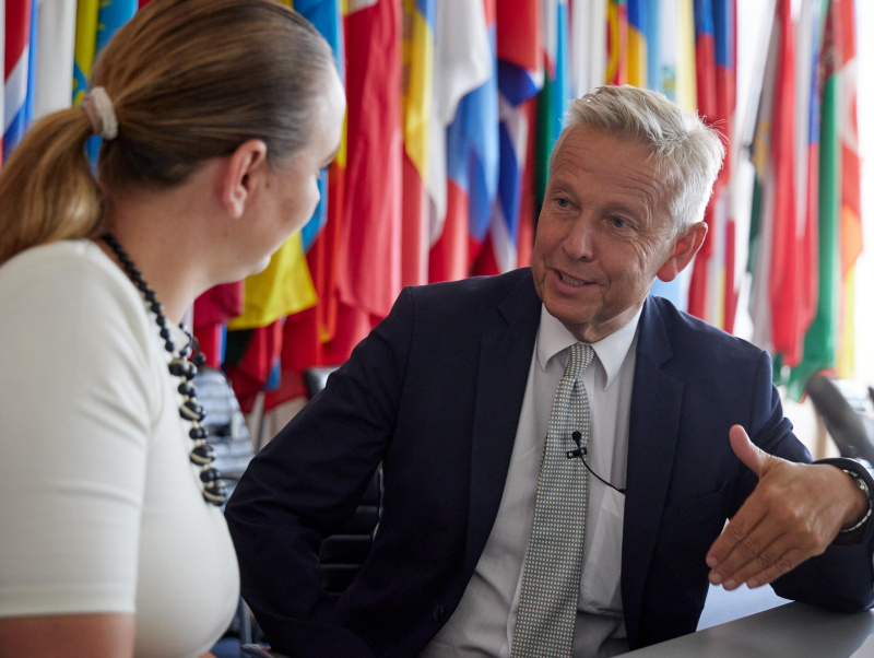 In den OSZE Räumlichkeiten der Hofburg
Von rechts: Reinhold Lopatka, Nationalratsabgeordneter (ÖVP), Moderatorin/Interviewerin Tatjana Lukáš