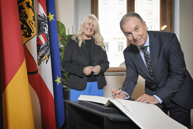 Gästebucheintrag. Von links: Bundesratspräsidentin Claudia Arpa (SPÖ), deutscher Botschafter Vito Cecere