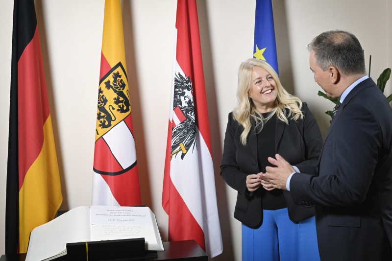 Gästebucheintrag. Von links: Bundesratspräsidentin Claudia Arpa (SPÖ), deutscher Botschafter Vito Cecere