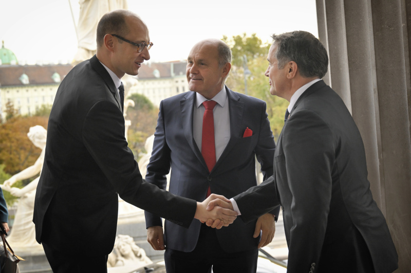 Einholung. Von links: Präsident des Nationalrats der Schweizerischen Eidgenossenschaft Martin Candidas, Nationalratspräsident Wolfgang Sobotka (ÖVP), Nationalratsabgeordneter Norbert Sieber (ÖVP)