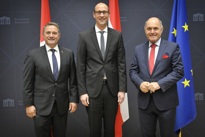 Fahnenfoto. Von links: Nationalratsabgeordneter Norbert Sieber (ÖVP), Präsident des Nationalrats der Schweizerischen Eidgenossenschaft Martin Candidas, Nationalratspräsident Wolfgang Sobotka (ÖVP)