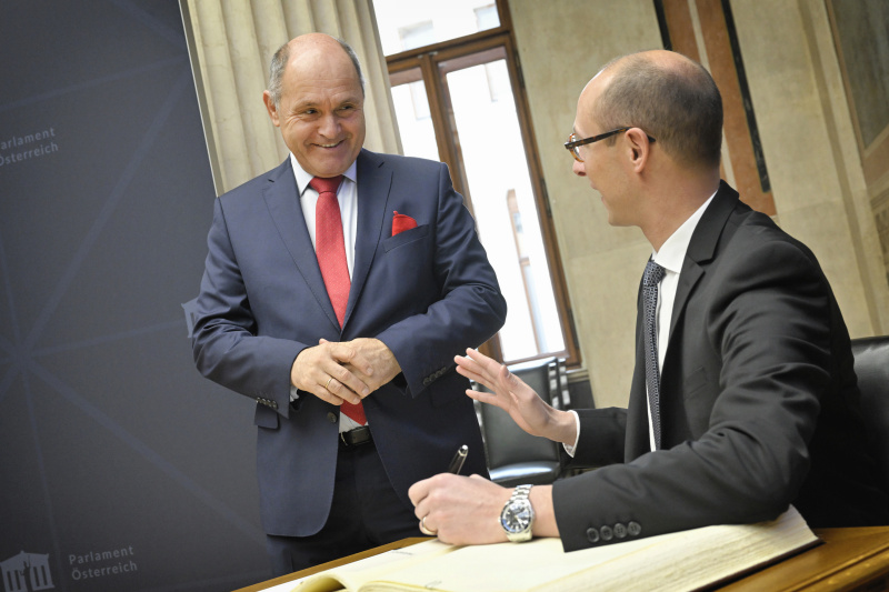 Gästebuch. Von links: Nationalratspräsident Wolfgang Sobotka (ÖVP), Präsident des Nationalrats der Schweizerischen Eidgenossenschaft Martin Candidas