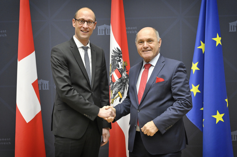 Fahnenfoto. Von links: Präsident des Nationalrats der Schweizerischen Eidgenossenschaft Martin Candidas, Nationalratspräsident Wolfgang Sobotka (ÖVP)