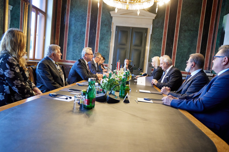 Arbeitsgespräch. Linke Seite Österreichische Delegation mit Drittem Nationalratspräsident Norbert Hofer (FPÖ), rechte Seite Ungarische Delegation mit Stellvertretender Ministerpräsident von Ungarn Zsolt Semjèn
