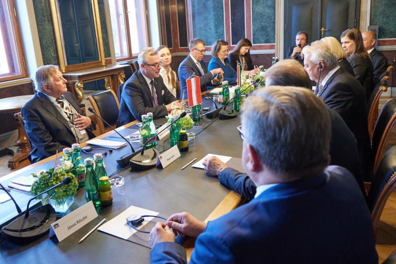 Arbeitsgespräch. Linke Seite Österreichische Delegation mit Drittem Nationalratspräsident Norbert Hofer (FPÖ), rechte Seite Ungarische Delegation mit Stellvertretender Ministerpräsident von Ungarn Zsolt Semjèn