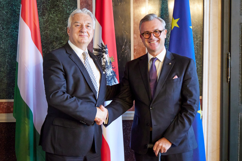 Fahnenfoto. Von rechts: Dritter Nationalratspräsident Norbert Hofer (FPÖ), Stellvertretender Ministerpräsident von Ungarn Zsolt Semjèn