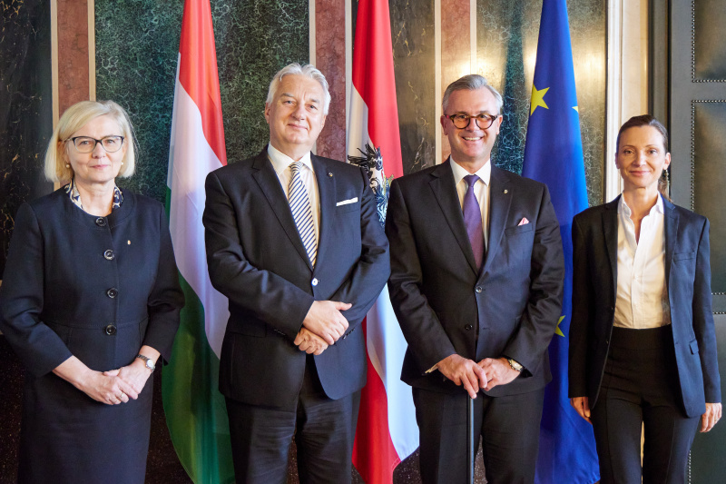 Fahnenfoto. Von rechts: Nationalratsabgeordnete Susanne Fürst (FPÖ), Dritter Nationalratspräsident Norbert Hofer (FPÖ), Stellvertretender Ministerpräsident von Ungarn Zsolt Semjèn, Veranstaltungsteilnehemerin