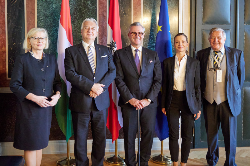 Fahnenfoto. Von rechts: Norbert Van Handel, Nationalratsabgeordnete Susanne Fürst (FPÖ), Dritter Nationalratspräsident Norbert Hofer (FPÖ), Stellvertretender Ministerpräsident von Ungarn Zsolt Semjèn, Veranstaltungsteilnehmerin
