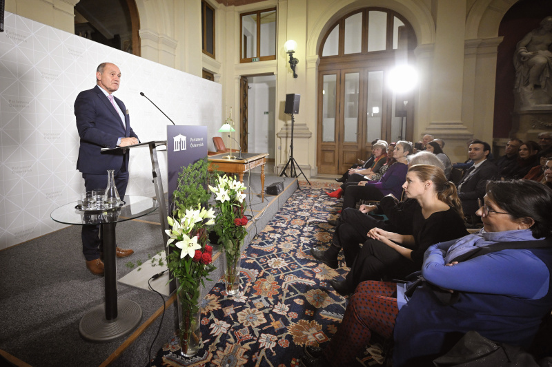 Begrüßung. Nationalratspräsident Wolfgang Sobotka (ÖVP). Blick Richtung Veranstaltungsteilnehmer:innen