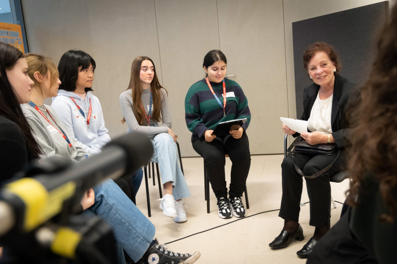 Zeitzeugin Gertraud Fletzberger im Gespräch mit Schüler:innen