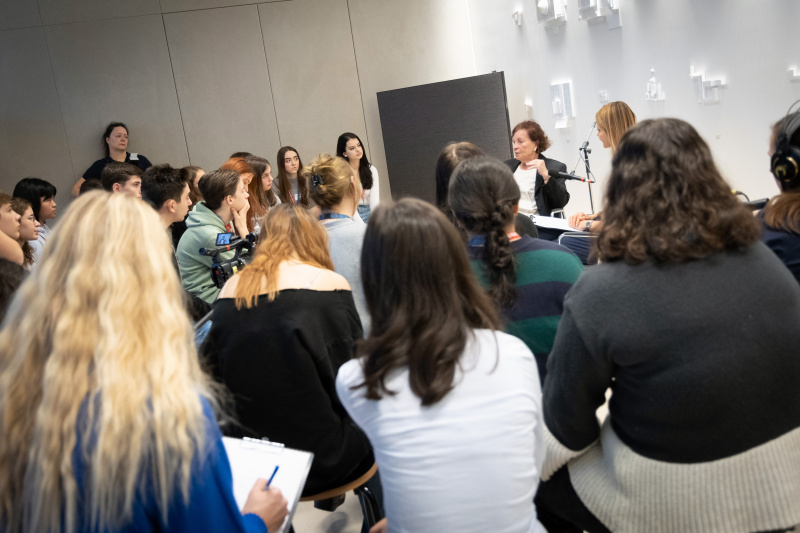 Zeitzeugin Gertraud Fletzberger im Gespräch mit Schüler:innen